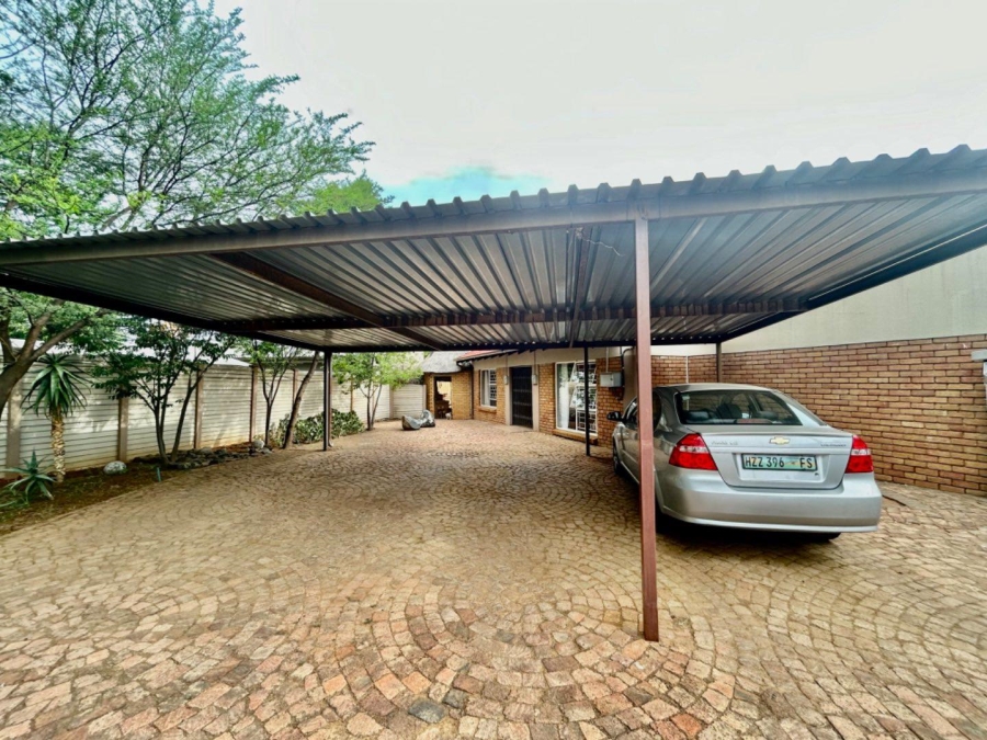 4 Bedroom Property for Sale in Langenhovenpark Free State